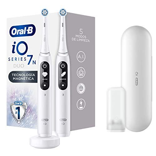 Oral-B iO 7n Pack Duo – Spazzolino elettrico ricaricabile, 2 manici, alta qualità, con tecnologia magnetica rinnovabile, display nero e bianco, 2 spazzolini e 1 custodia da viaggio Premium